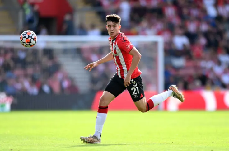 MU Incar Wonderkid Southampton Pada Posisi Bek Kanan