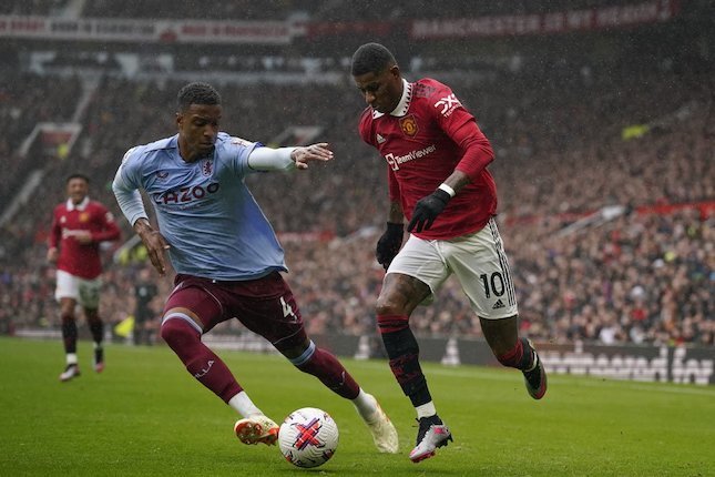 MU Ingin Gantikan Varane Dengan Bek Aston Villa Ezri Konsa