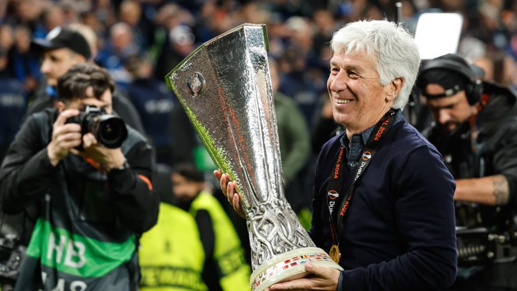 Gian Piero Gasperini Angkat Trofi Europa League Musim Ini