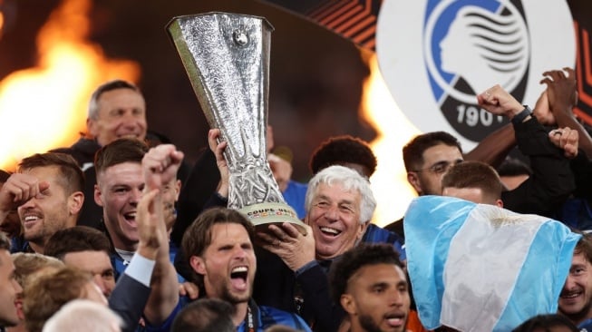 Gian Piero Gasperini Angkat Trofi Europa League Musim Ini