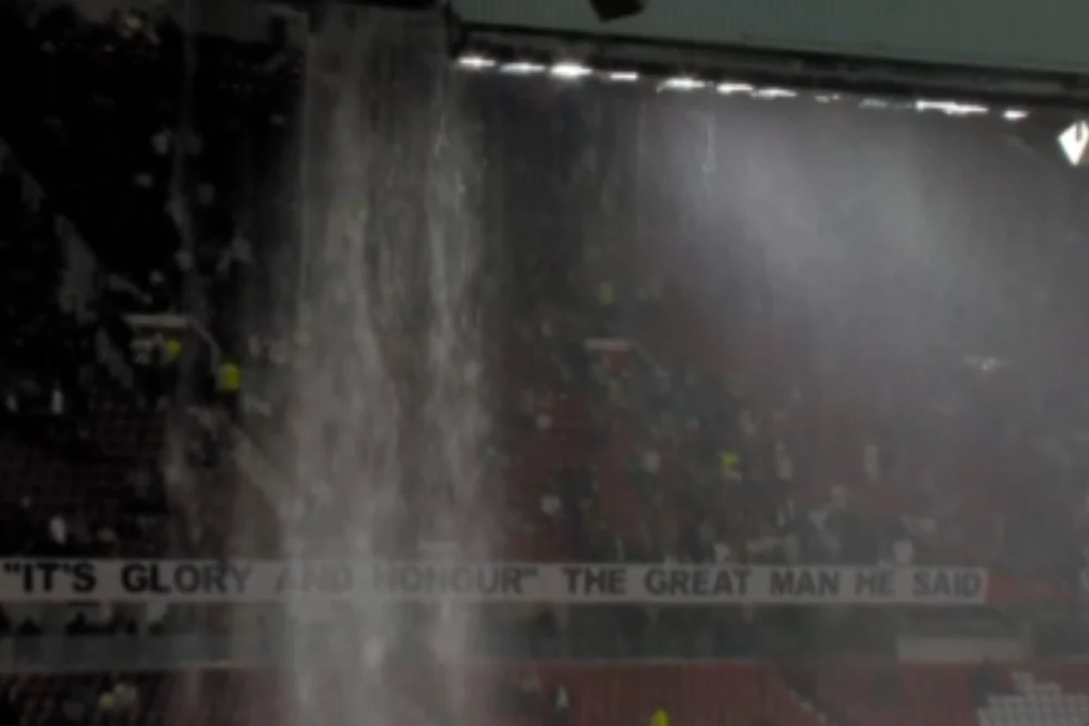 Stadion MU di Old Trafford Bocor Dan Banjir