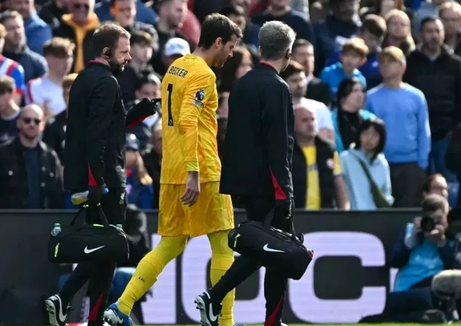 Alisson Becker Alami Cedera Hamstring Untuk Absen 6 Pekan