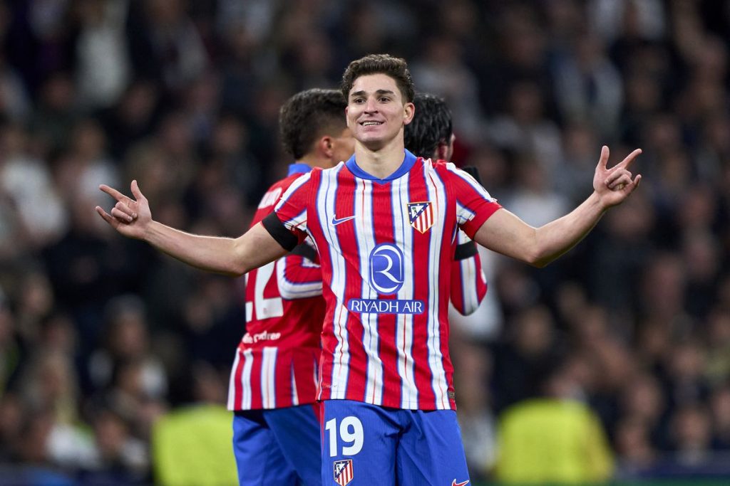 Barcelona Coba Bajak Julian Alvarez Dari Atletico Madrid